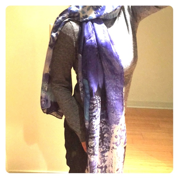 Blue butterfly print scarf - Picture 2 of 2
